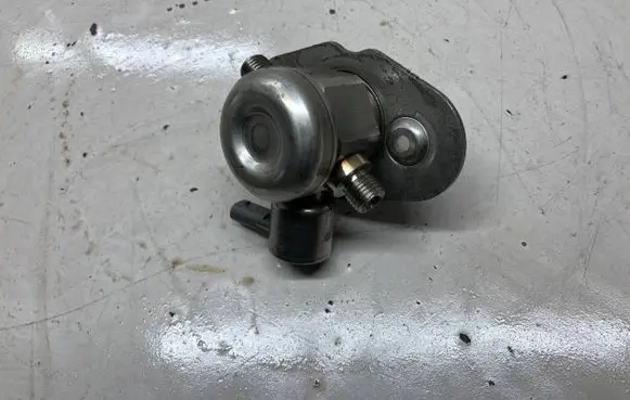 BMW X1 F48 F49 Fuel injection high pressure pump 7636881