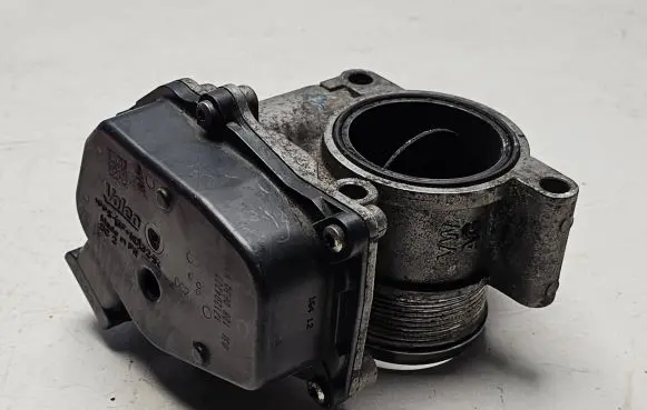 Volkswagen Tiguan Throttle valve 03L128063Q