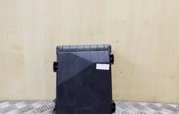 Volkswagen Touran I Fuse box cover 1K0937132D