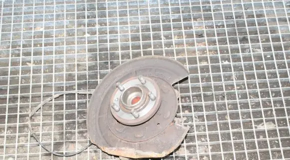 Land Rover Discovery 3 - LR3 Rear wheel hub