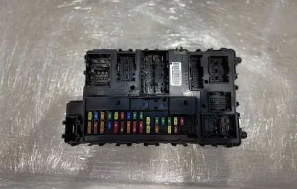 Ford Fusion II Fuse module JU5T15604BDJ 15604BDJ