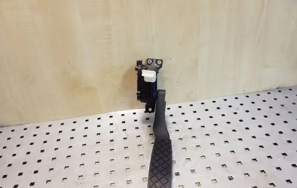 Volkswagen Touareg I Accelerator throttle pedal 6PV00802626 7L0723507C