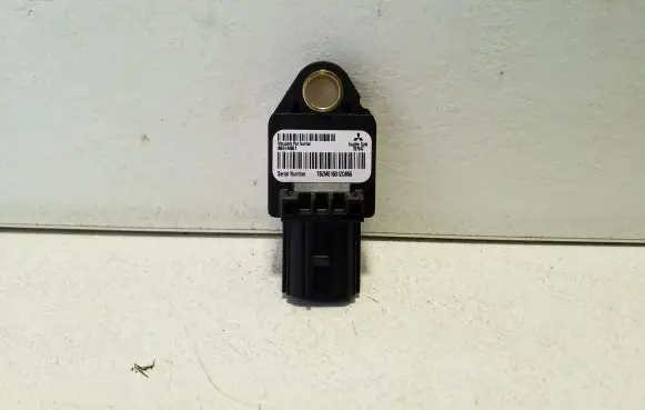 Mitsubishi Outlander Airbag deployment crash/impact sensor 8651A001