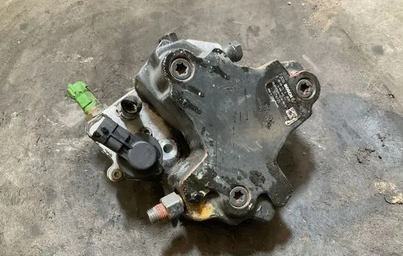 Volvo XC70 Fuel injection high pressure pump 30756125 0445010111 38787