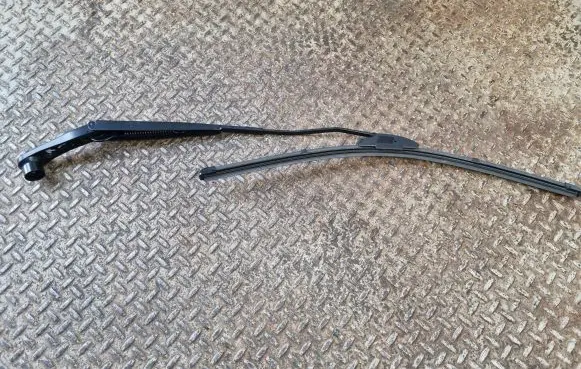 Windshield/front glass wiper blade