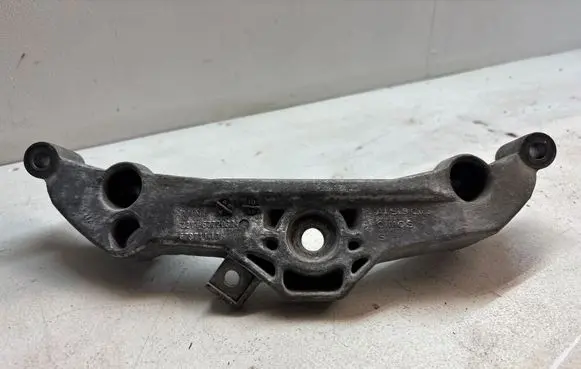 Mini One - Cooper Coupe R56 Engine mounting bracket 6772032