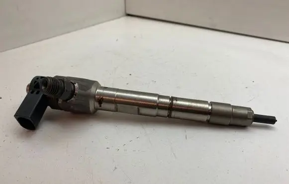 Volkswagen PASSAT B8 Fuel injector 04L130277AC