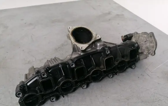Volkswagen Tiguan Intake manifold 03L129711E 03L129086