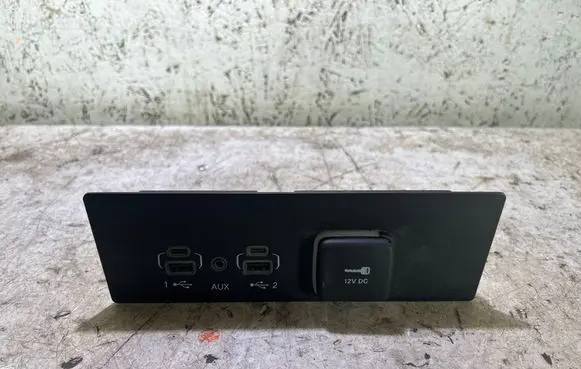 Jeep Grand Cherokee WL USB socket connector P68377882AD