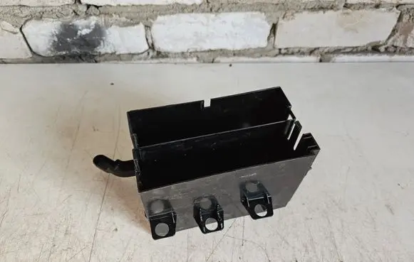 Volkswagen Touareg II Fuse box cover 7P6919837