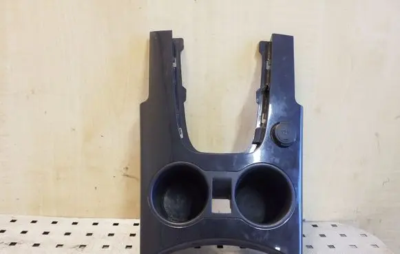 Cup holder front