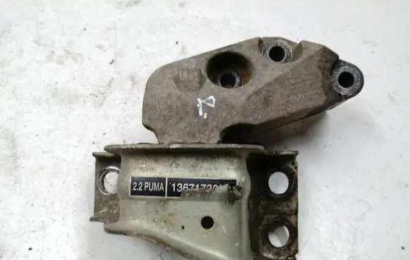 Engine mounting bracket