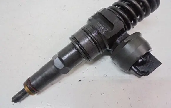 Volkswagen Golf IV Fuel injector 038130073AG