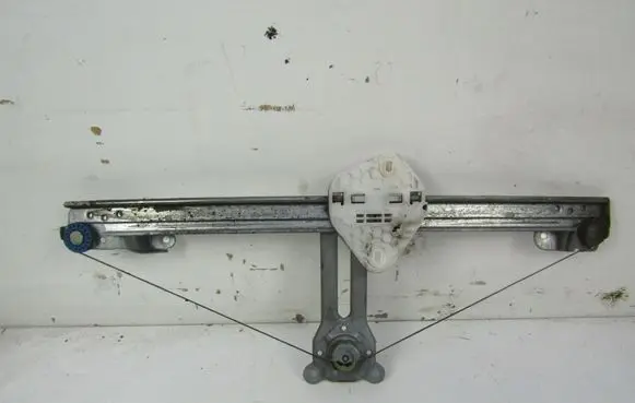Dacia Logan I Front door manual window regulator 
