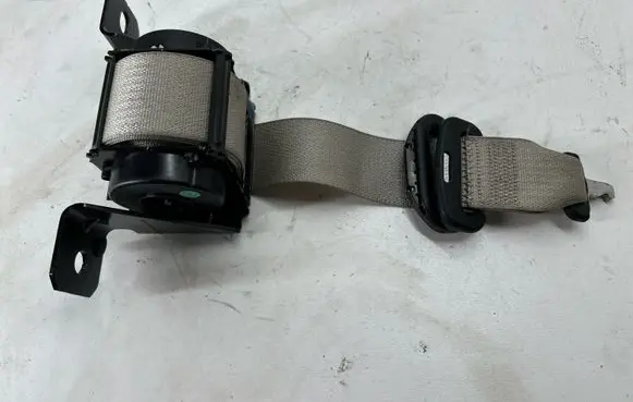 Chrysler Pacifica Rear seatbelt P5LA421D2AE 5LA421D2AE 6294882