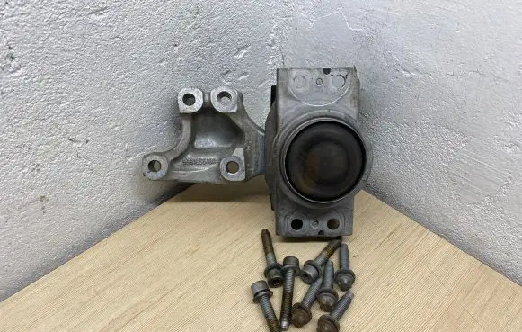 Peugeot 3008 I Engine mount bracket 9681855180