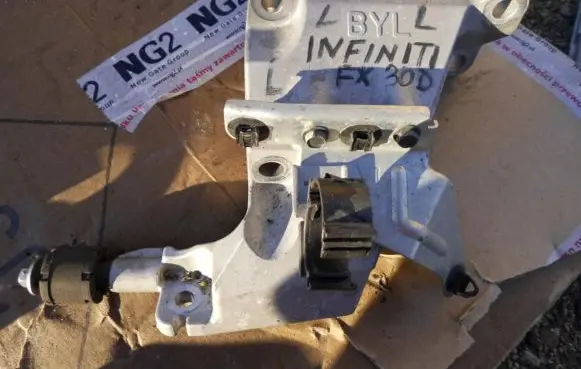 Infiniti FX Engine mounting bracket
