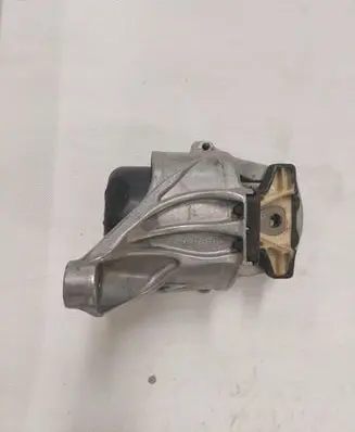 Engine mount vacuum valve