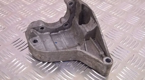 BMW 1 E81 E87 Power steering pump mounting bracket 7794455 M47D20