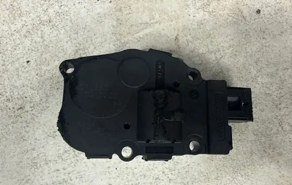 Mercedes-Benz C W204 Air flap motor/actuator EFB330 K9749004 10012008
