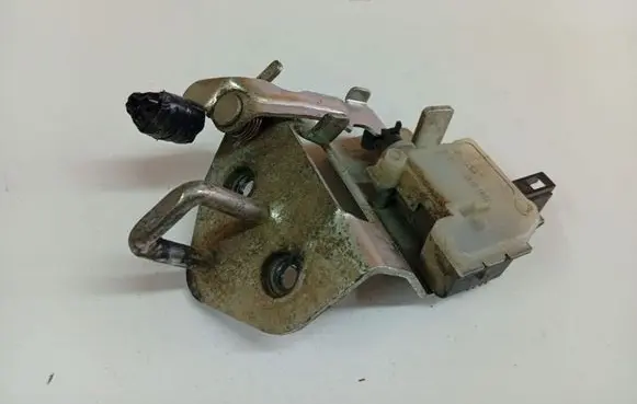 Skoda Octavia Mk2 (1Z) Rear door lock loop/hook striker 1Z9827511C