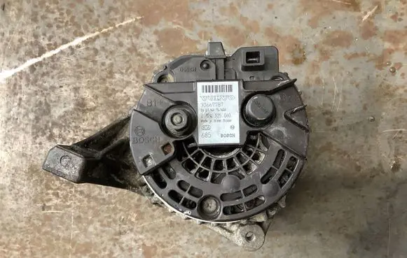 Volvo XC90 Generator/alternator 30667787 0124525060