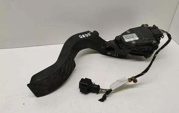 Volkswagen PASSAT B5 Accelerator throttle pedal 8D1721523