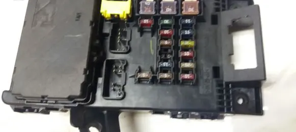 Toyota Avensis T220 Fuse module 8273005020 8264105011 05810530