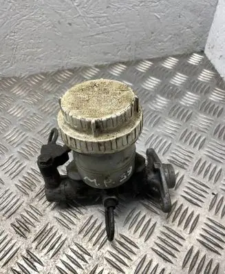 Mitsubishi Pajero Master brake cylinder
