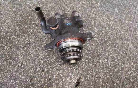 Nissan Almera Tino Power steering pump