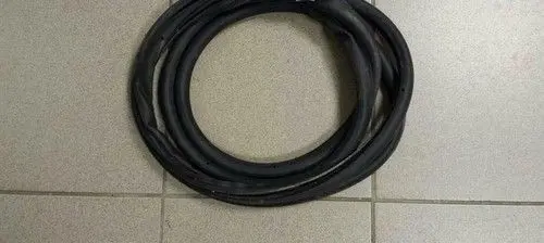 Volkswagen Touareg I Front door rubber seal 7L0837865A
