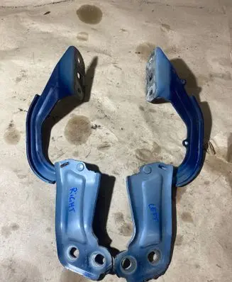 Ford Focus Engine bonnet/hood hinges BM51A16801AD BM51A16800AD