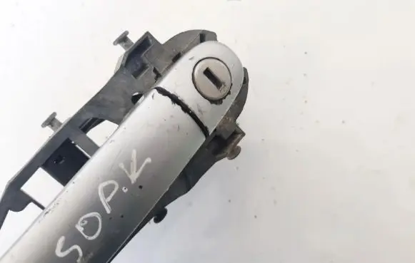 Volkswagen Golf V Front door lock (next to the handle) 