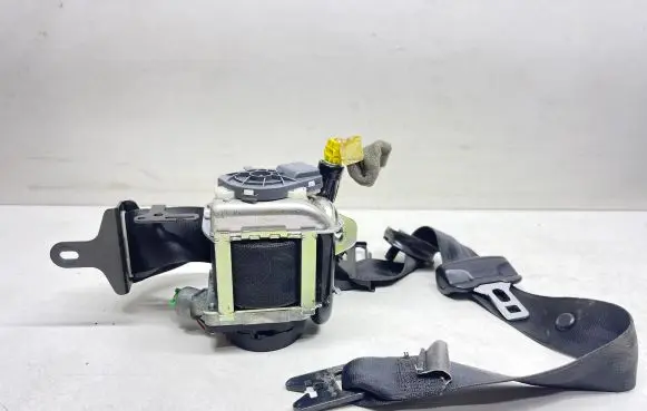 Volvo V60 Front seatbelt 616155800 P39818843