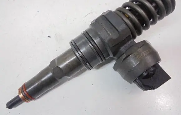 Volkswagen PASSAT B5 Fuel injector 038130073BA