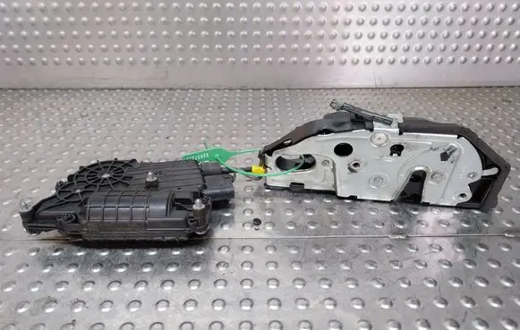 BMW X5 E70 Front door lock S26372331 7167579