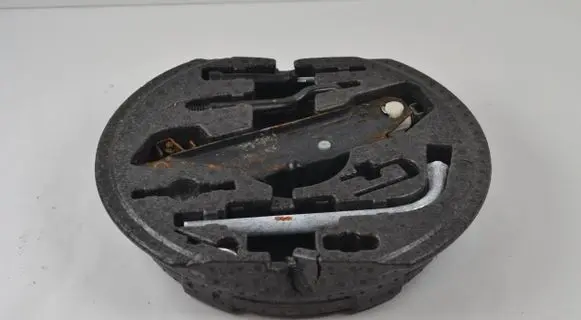 Volkswagen Golf V Tool set 1K0012115F