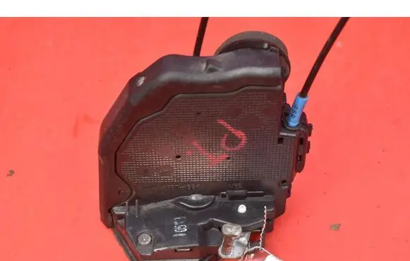 Toyota Auris E180 Rear door lock 