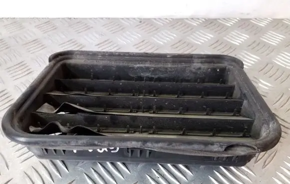 Quarter panel pressure vent