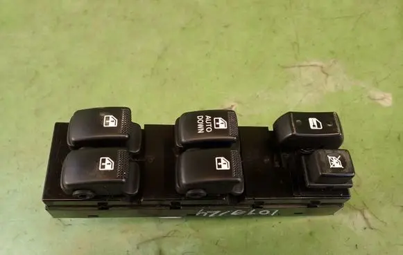 Hyundai Tucson JM Quarter vent window switch 