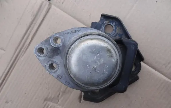 Engine mount vacuum valve