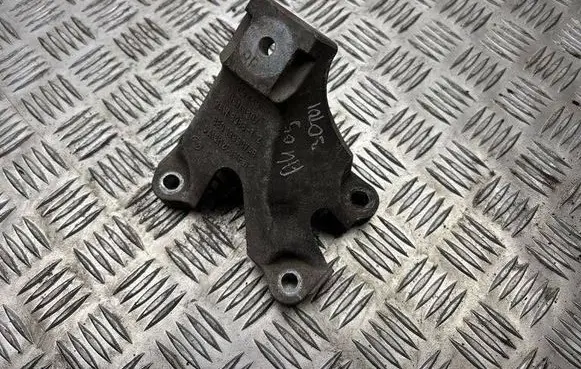 Audi A4 S4 B7 8E 8H Engine mounting bracket 8E0199307AB