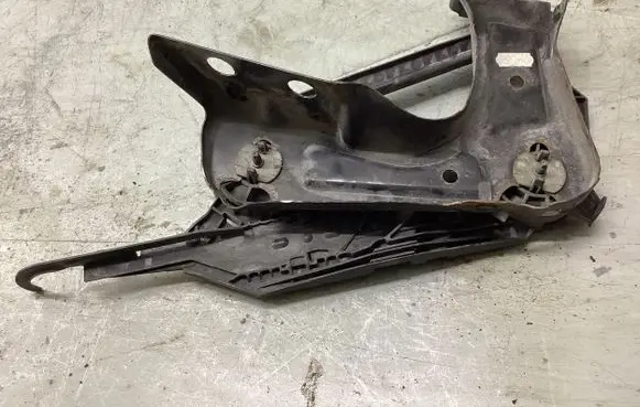 Headlight/headlamp mounting bracket