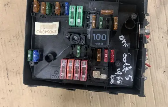 Volkswagen Golf V Fuse box set 3C09712490 01718130