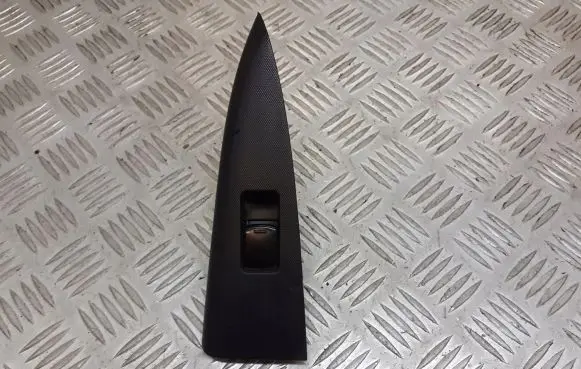 Nissan Note (E11) Quarter vent window switch 25411ED00A