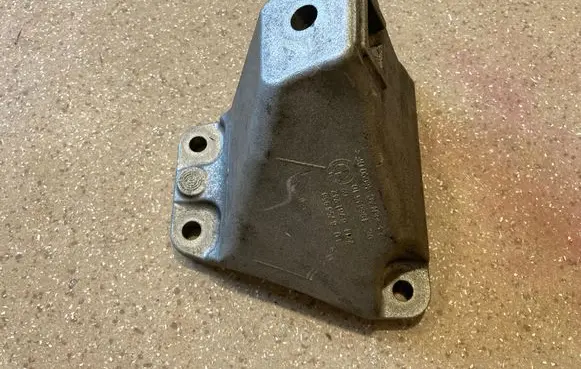 Engine mounting bracket