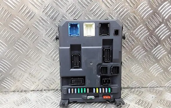 Peugeot 207 Fuse module 9664983480