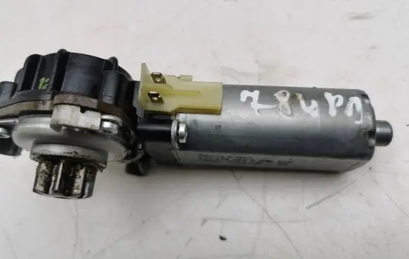 Mercedes-Benz C W204 Seat adjustment motor 0390203002 8241898