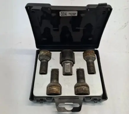 Mercedes-Benz C W203 Anti-theft wheel nuts and lock 
