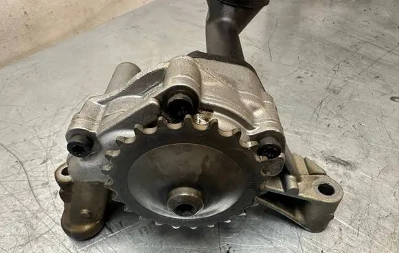 Volkswagen Golf VI Oil pump 038115105C 04572984